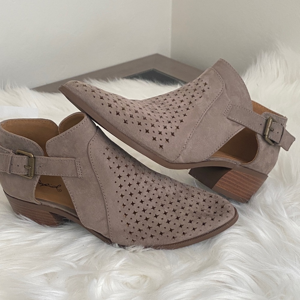 Women’s Qupid Taupe laser cut stars Ankle Booties size 8